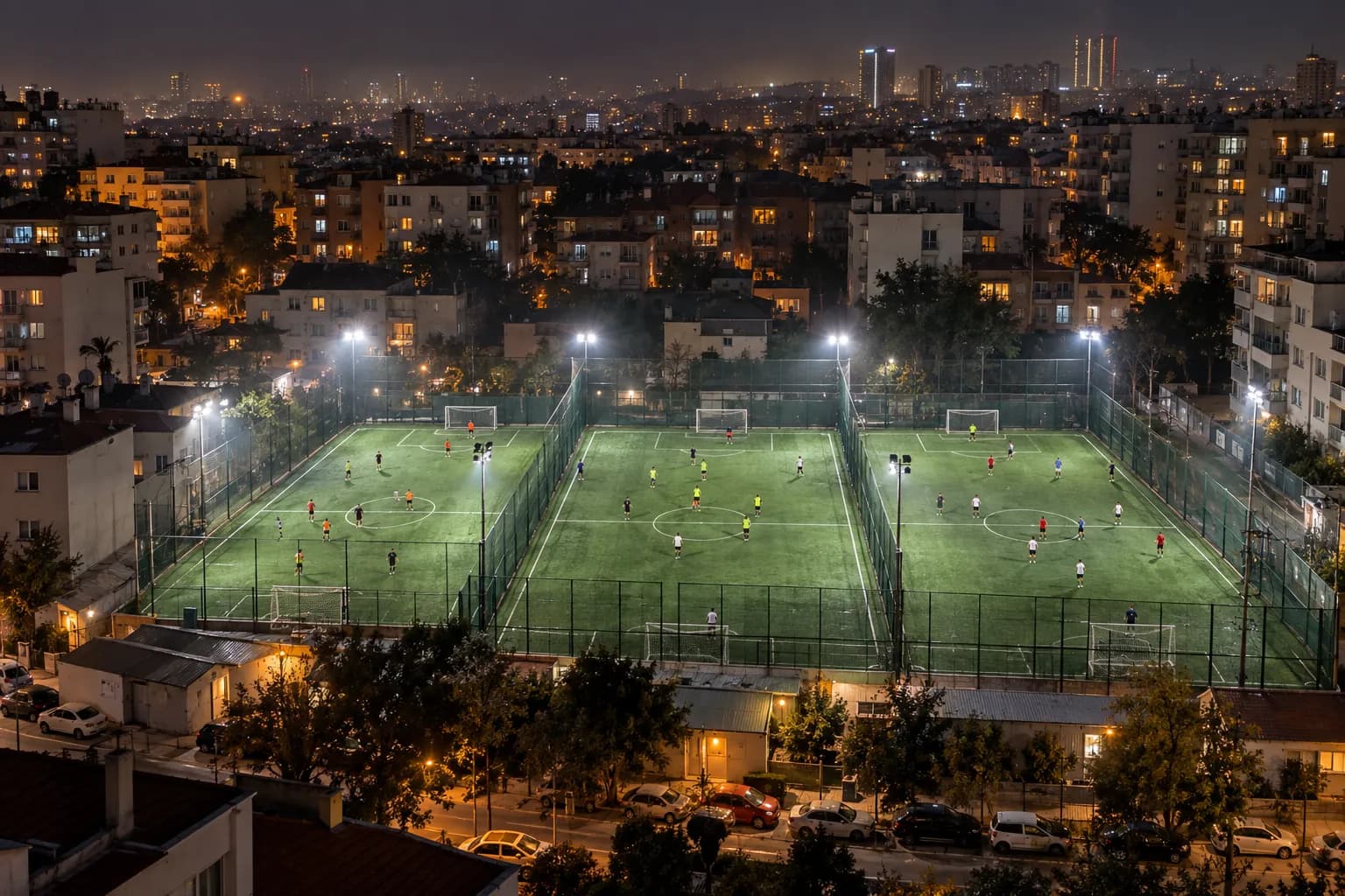 Gece ışıklandırılmış halı saha tesisinin panoraması